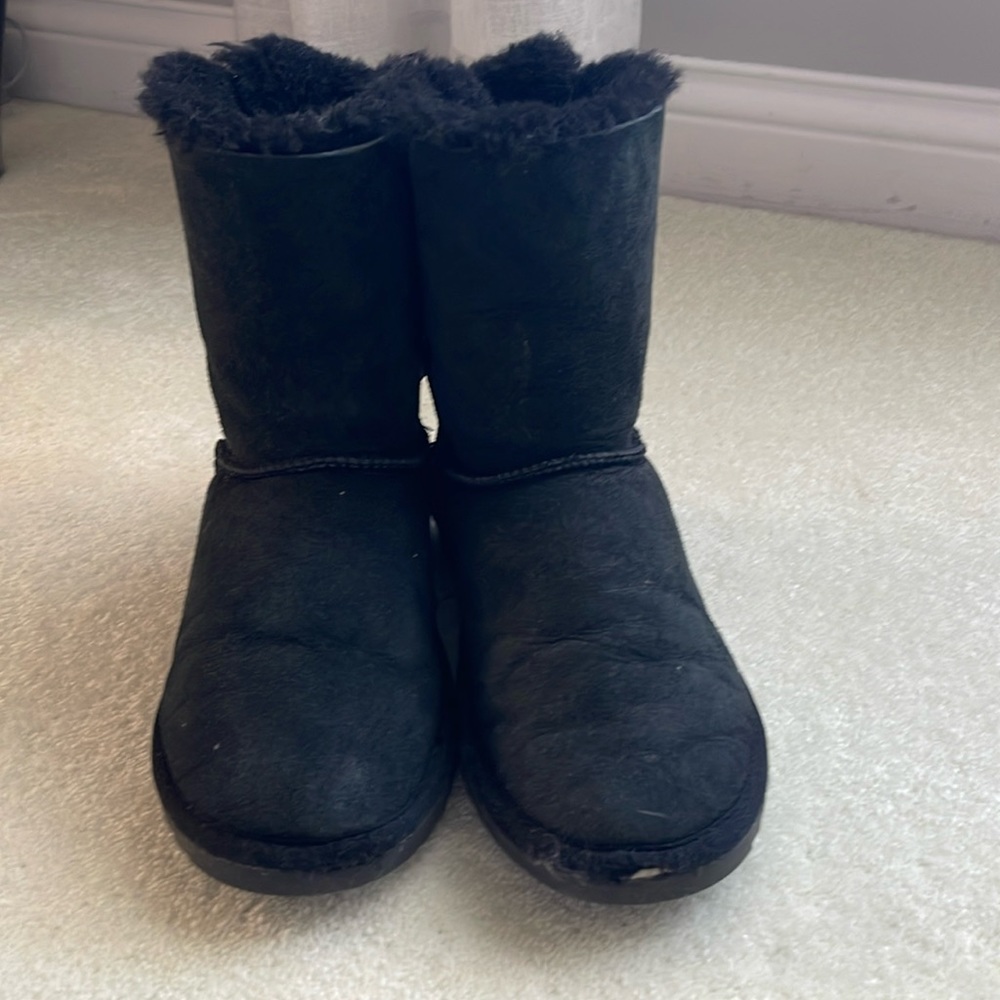 Bailey Bow UGGS. Size 8
